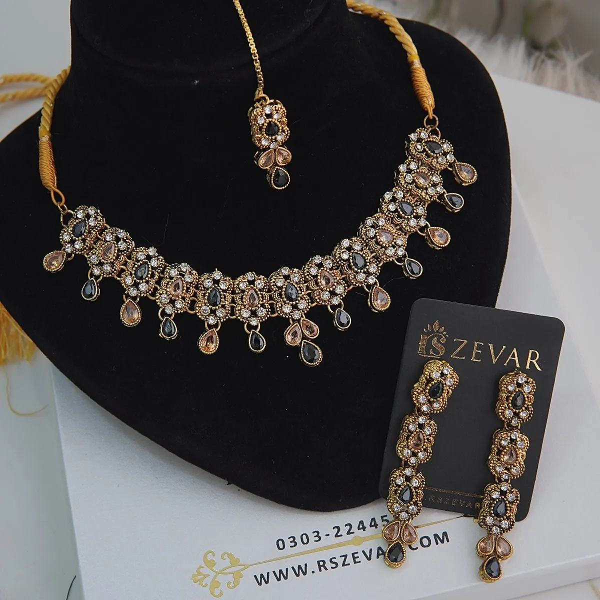 Antique Gold Gemstones Choker Set