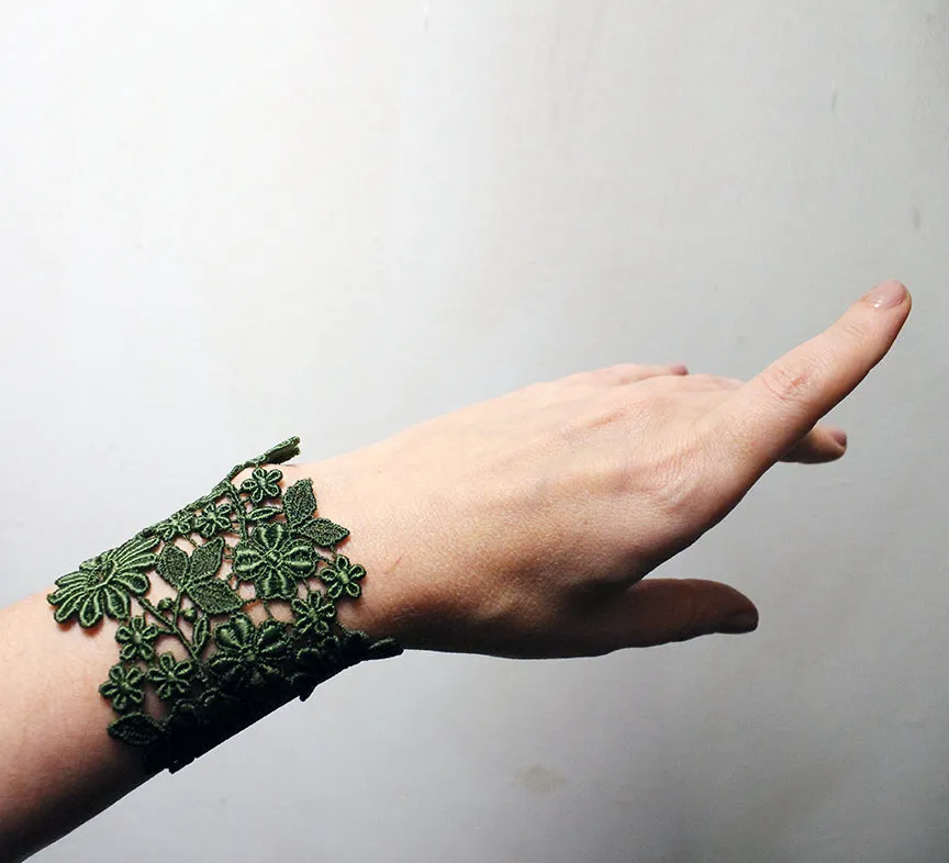 ione wide lace cuff